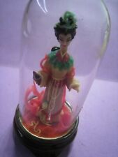 Poupée traditionnelle chinoise sous globe verre N°F81