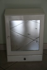 Armoire à pharmacie ancienne