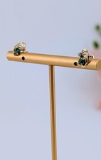 Boucles d'oreilles forme papillon chacune sertie d'une émeraude et un petit dia