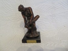 Femme nue s'essuyant les pieds