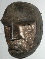 Rare ancien masque en bois sculpté DAN, traces de kaolin, clous