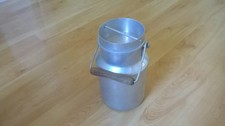 Un ancien pot à lait en aluminium