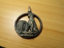ANCIENNE MEDAILLE PNEU KLEBER AVEC CHIEN BOXER