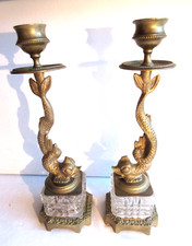 2 bougeoirs aux dauphins Art Déco en bronze sur pied en verre moulé ciselé