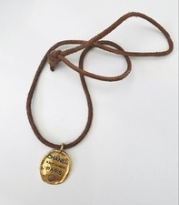 Collier médaille logo CHANEL