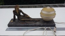 Ancienne lampe ART DECO, femme garçonne en régule sur marbre