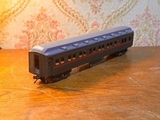 Ancienne voiture voyageurs double toit en bois échelle HO 20m classe