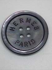Grand bouton en nacre. HERMÈS.