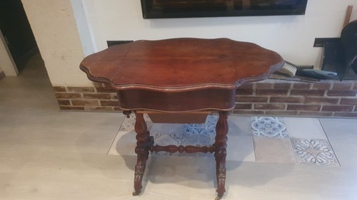 Une table travailleuse - une,