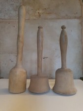 Lot de 3 anciens pilons en bois. 