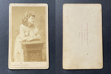 Gaston & Mathieu, Paris, Actrice très décolletée, modèle ou prostituée, circa 18