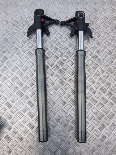 Pieds fourche suspension - de,