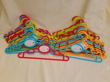 LOT DE 34 CINTRES POUR VETEMENTS ENFANTS