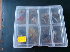 boite à mouche pleine de 34 mouches artisanales.