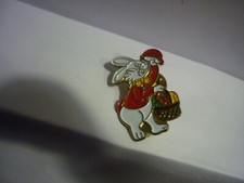 Pin's pins Badge Un  lapin avec panier de fruits et legumes  rabbit