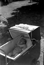 Enfant bébé nourrisson dans landau  - négatif photo ancien an. 1950