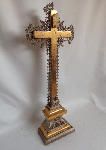 Ancien crucifix sur - , socle