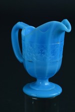 Ancien  petit pichet opaline
