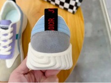 Chaussures orthopédiques plates respirantes et décontractées pour femmes.