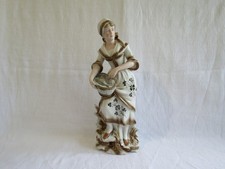 ancienne statuette en biscuit,la poissonnière