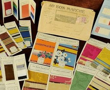 Incroyable lot de 27 anciens échantillons et enveloppe tissu français "Au Bon Marche" PARIS