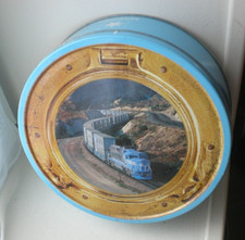 Grande boîte ronde publicitaire  KJELDSENS décor train MAERSK locomotive. hublot