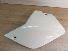 UN CACHE CARENAGE PLASTIQUE