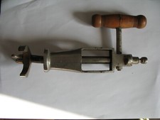 rare bouchonneuse à crémaillère ancien