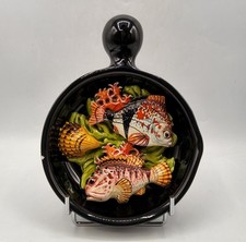 Poëlon en céramique barbotine émaillée trompe l’œil poissons de Vallauris XXème
