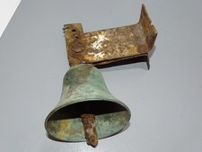 - JOLIE ANCIENNE CLOCHE PORTE D'ENTREE en Bronze  avec SUPPORT METAL ROUILLE   D