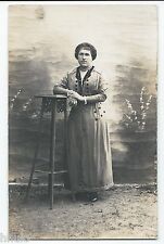 BM539 Carte Photo vintage card RPPC Femme mode fashion guéridon sellette