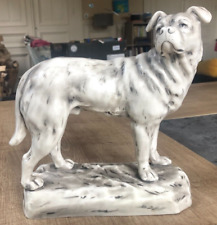 Chien en faïence fine blanche