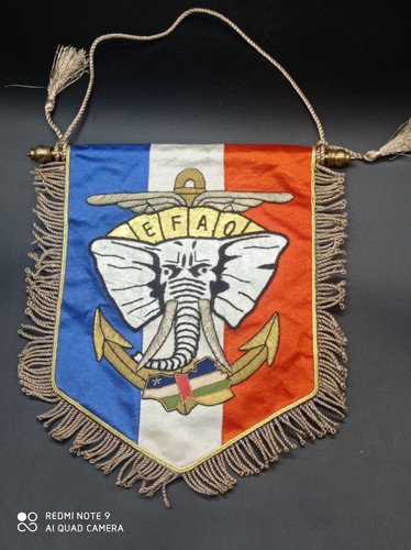 Ancien fanion militaire brodé