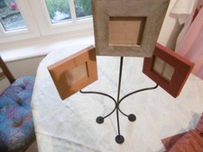 Un PORTE-PHOTOS sur pied à poser (pour 3 photos)