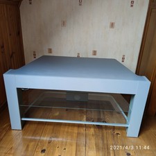 Meuble bas télé moderne couleur gris métal avec deux étagères en verre