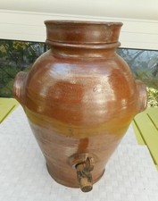 Vinaigrier en terre cuite. Hauteur totale environ 32cm, diamètre au max environ 