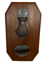 ANCIEN TABLEAU MURAL FONTAINE BROC VASE CRUCHE EN ÉTAIN SUR BOIS