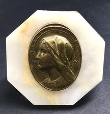 VIERGE MARIE MÉDAILLON LAITON SUR MARBRE OCTOGONAL PETIT CADRE À POSER