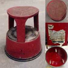 marche pied en tôle travaillé de couleur rouge à roulettes .XX siècle .