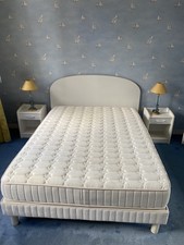Une chambre à coucher blanche complète (lit 140x190) sommier, matelas, tête de l