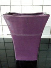 Joli vase moderne violet hauteur 20 cm marqué W F  en céramique.