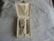 Joli coffret 2 pièces d'argenterie de bébé brosse et porte peigne années 30