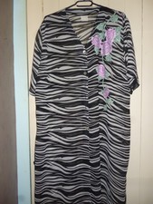 JOLIE TUNIQUE LONGUE EN  POLYESTER  NOIR ZEBRE  MOTIF ROSE TAILLE 52  PEU PORTEE