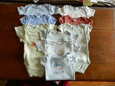Lot de 10 bodies bébé  garçon T 12 mois manches courtes "Petit bateau" et autres