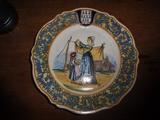 Assiette Quimper Porquier-Beau femme enfant étendant linge (cheveu à 1h)