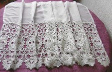 Magnifique voilage terminé par une imposante GUIPURE florale