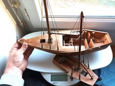 ancienne maquette de bateau en bois voilier a restaurer 42 *54 cm