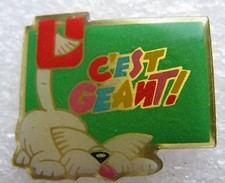 Pin's U C'est Géant un petit chien coucher #689