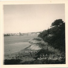 Snapshot vue animée enfants plaine village lieu à déterminer plage mer 