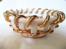 Corbeille en céramique tressée blanche et or signée Emile Tessier. Malicorne